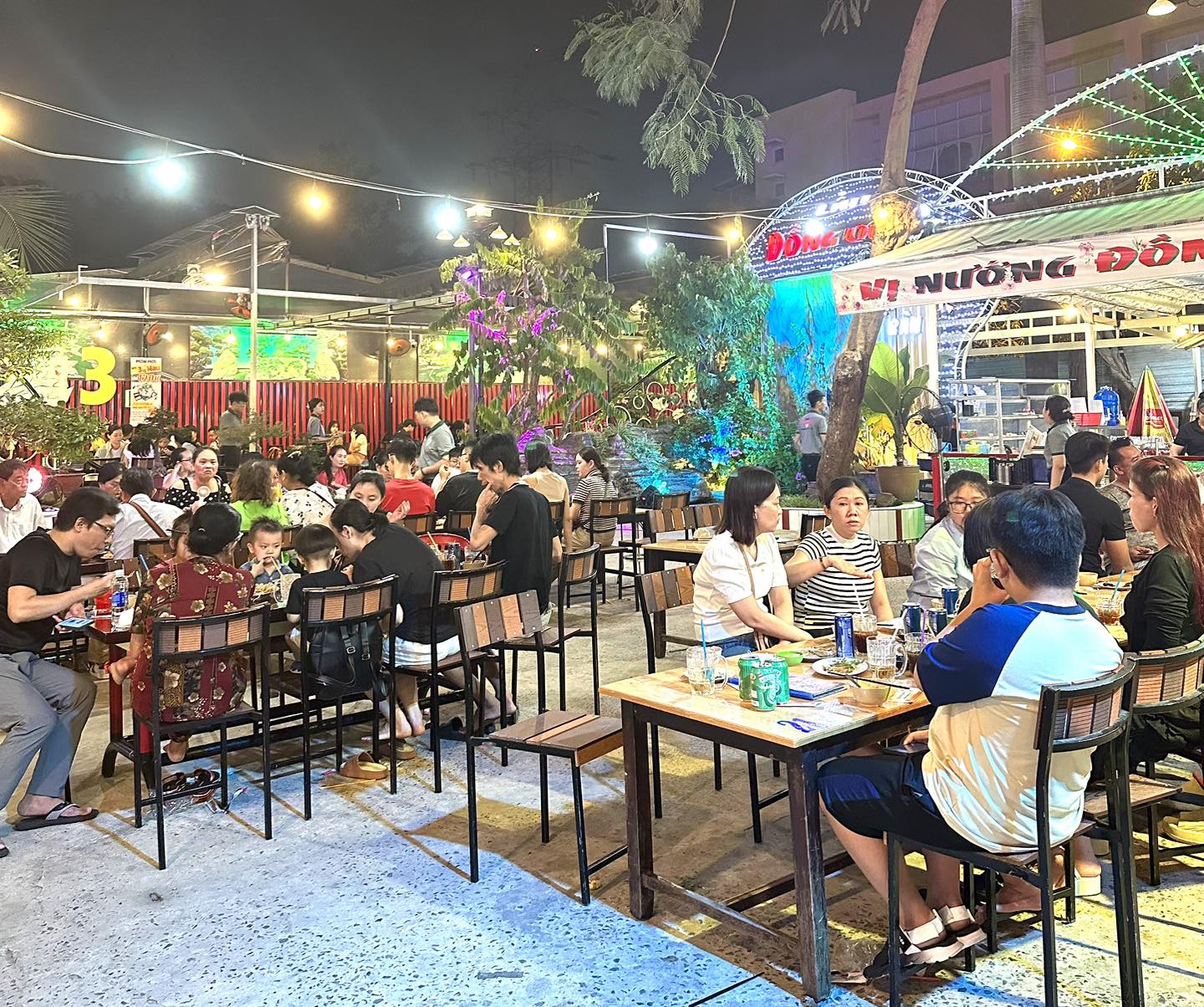 Nhân viên phục vụ image 4